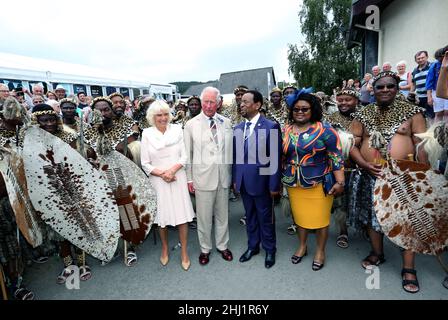 Zulu Warriors dans leur robe traditionnelle rencontre le prince Charles et la duchesse de Cornouailles le 22nd juillet 2019 à Llanelwedd Banque D'Images