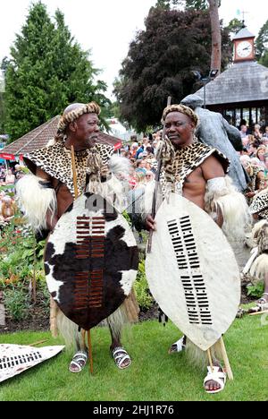 Zulu Warriors dans leur robe traditionnelle rencontre le prince Charles et la duchesse de Cornouailles le 22nd juillet 2019 à Llanelwedd Banque D'Images