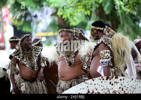 Zulu Warriors dans leur robe traditionnelle rencontre le prince Charles et la duchesse de Cornouailles le 22nd juillet 2019 à Llanelwedd Banque D'Images