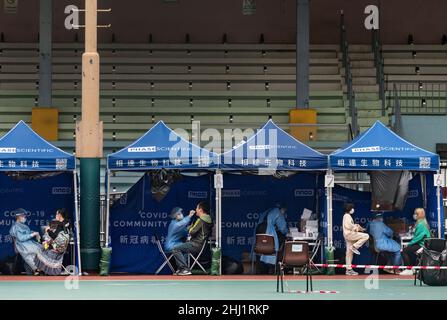 Hong Kong, Chine.26th janvier 2022.Les résidents reçoivent des tests PCR pour le coronavirus (COVID-19) dans un centre de dépistage communautaire après qu'un grand nombre de cas positifs aient augmenté au cours des derniers jours à Hong Kong.Crédit : SOPA Images Limited/Alamy Live News Banque D'Images