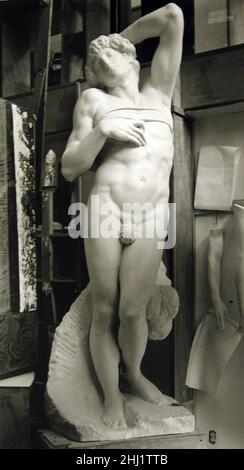 Mort de l'esclave 1505–45 après un original de Michel-Ange Buonarroti Italien.Mort de l'esclave.Après un original de Michel-Ange Buonarroti (italien, Caprese 1475–1564 Rome).Italien.1505–45.Plâtre.Sculpture-reproductions-moulages Banque D'Images