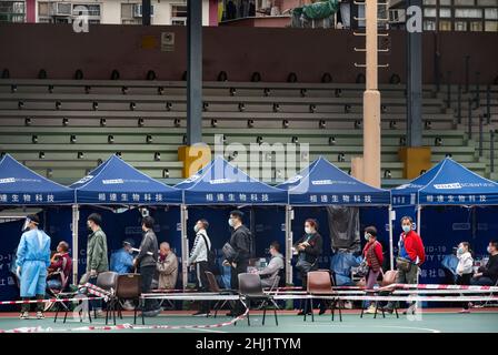 Hong Kong, Chine.26th janvier 2022.Les résidents reçoivent des tests PCR pour le coronavirus (COVID-19) dans un centre de dépistage communautaire après qu'un grand nombre de cas positifs aient augmenté au cours des derniers jours à Hong Kong.(Photo par Miguel Candela/SOPA Images/Sipa USA) crédit: SIPA USA/Alay Live News Banque D'Images