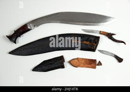 Couteau (Kukri) avec shéath et Pouch avec deux petits couteaux 19th siècle indien ou népalais, Gurkha.Couteau (Kukri) avec gaine et pochette avec deux petites lames.Indien ou népalais, Gurkha.19th siècle.Acier, laiton, bois, cuir, corne.Couteaux Banque D'Images