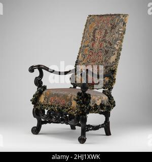 Fauteuil rembourré, à l'origine d'un ensemble de huit, de Burley-on-the-Hill, Rutland (un de deux) ca.1689 attribué à Thomas Roberts ces deux fauteuils sont d'une grande suite de meubles comprenant un lit, huit fauteuils, quatre chaises latérales,Et une paire de tabourets a fait environ 1689 pour Daniel Finch, deuxième comte de Nottingham et septième comte de Winchelsea (1647–1730), pour la chambre d'état et le dressing de son siège de campagne, Burley-on-the-Hill à Rutland.Finch était secrétaire d'État et conseiller privé de William IIIIl a commandé cet ensemble probablement de Thomas Roberts, le proéminent Banque D'Images