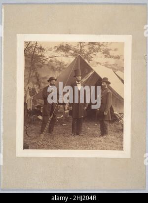 [Le président Abraham Lincoln, le général de division John A. McClernand (à droite), et E. J. Allen (Allan Pinkerton, à gauche), chef du Service secret des États-Unis, au Département du Service secret, quartier général de l'Armée du Potomac, près d'Antietam, Maryland] 3 octobre 1862 Alexander Gardner American, Scottish.[Le président Abraham Lincoln, le général de division John A. McClernand (à droite), et E. J. Allen (Allan Pinkerton, à gauche), chef du Service secret des États-Unis, au Département du Service secret, Armée du quartier général du Potomac, près d'Antietam, Maryland] 286615 Banque D'Images