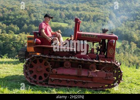 Un garçon italien conduit un ancien tracteur Bubba Ariete Banque D'Images