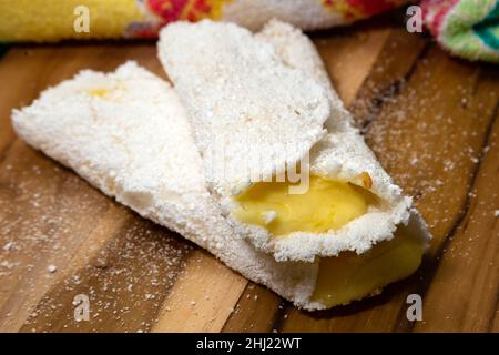 Goiania, Goias, Brésil – 26 janvier 2021 : deux tapiocas farcis de fromage sur un panneau en bois avec un détail en tissu à motifs. Banque D'Images