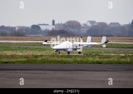 Aéroport de Lydd, Kent, Royaume-Uni.25th janvier 2022.Drone utilisé dans la recherche de migrants terres à l'aéroport de Lydd.Credit: Newspics UK South/Alay Live News Banque D'Images