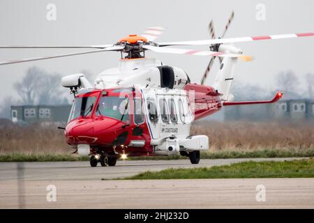 Aéroport de Lydd, Kent, Royaume-Uni.25th janvier 2022.hélicoptère Coastguard au départ de l'aéroport de Lydd.Credit: Newspics UK South/Alay Live News Banque D'Images