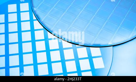 Plusieurs plaquettes de silicium avec circuits imprimés et micropuces.Semiconductor. Banque D'Images