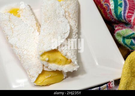 Goiania, Goias, Brésil – 26 janvier 2021 : deux tapiocas farcis à la mozzarella, à l'intérieur d'une assiette en porcelaine blanche. Banque D'Images