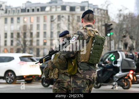 Paris, France.26th janvier 2022.L'illustration montre deux soldats français (militaires) assurant la sécurité sur le pont Alexandre III à Paris, en France, le 26 janvier 2021.Photo de Victor Joly/ABACAPRESS.COM crédit: Victor Joly/Alay Live News Banque D'Images