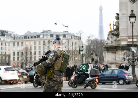 Paris, France.26th janvier 2022.L'illustration montre deux soldats français (militaires) assurant la sécurité sur le pont Alexandre III à Paris, en France, le 26 janvier 2021.Photo de Victor Joly/ABACAPRESS.COM crédit: Victor Joly/Alay Live News Banque D'Images