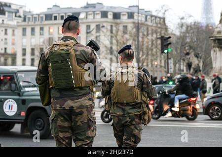 Paris, France.26th janvier 2022.L'illustration montre deux soldats français (militaires) assurant la sécurité sur le pont Alexandre III à Paris, en France, le 26 janvier 2021.Photo de Victor Joly/ABACAPRESS.COM crédit: Victor Joly/Alay Live News Banque D'Images