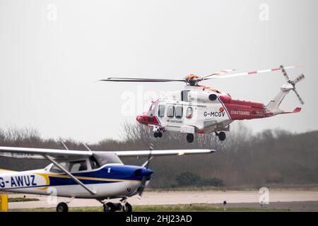 Aéroport de Lydd, Kent, Royaume-Uni.25th janvier 2022.hélicoptère Coastguard au départ de l'aéroport de Lydd.Credit: Newspics UK South/Alay Live News Banque D'Images