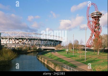 Le stade de Londres et l'Orbit d'ArcelorMittal dans le parc olympique Queen Elizabeth, Stratford, est de Londres, Royaume-Uni Banque D'Images