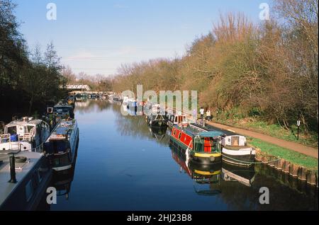 La navigation sur la rivière Lea en hiver à Hackney Marshes, est de Londres, sud-est de l'Angleterre Banque D'Images