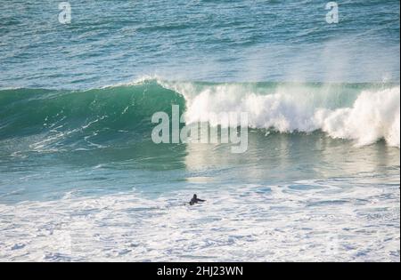 Vague de surfeurs qui s'attrape au large de Holywell Bay North Cornwall Banque D'Images