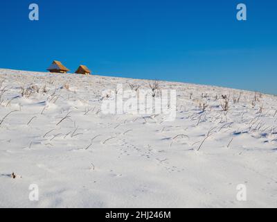 Bieszczady en hiver.Cottages sur la colline.Magnifique ciel bleu. Banque D'Images