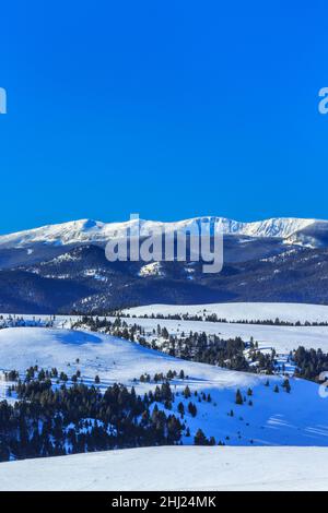 les montagnes et les contreforts de sapphire en hiver près de philipsburg, montana Banque D'Images