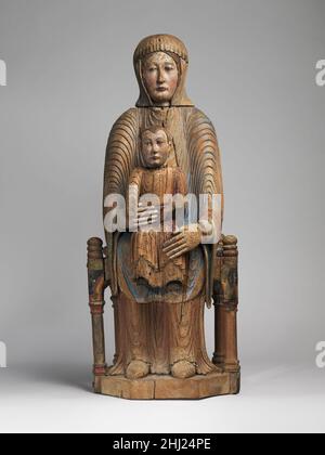 Vierge et enfant en Majesté ca.1175–1200 Français dans la sculpture médiévale, les parties individuelles du corps étaient souvent accentuées pour donner du sens.Ici, les mains surdimensionnées de Marie dirigent notre attention vers Jésus, enthroné sur les genoux de sa mère.Ce type de sculpture, très favorisé au XIIe siècle, est connu sous le nom de trône de sagesse (Sedes Sapientiae).apparaissant comme un adulte miniature, Jésus, comme le fils de Dieu, est la sagesse incarnée.Il aurait saisi une Bible, une référence supplémentaire au concept de sagesse divine qu'il incarne.Marie est à la fois la sculpture et le vaisseau, son corps a une cavitiy derrière son épaule, Banque D'Images