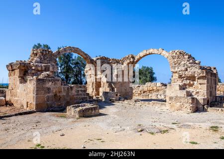 Ruines de Saranda Kolones (Saranta Kolones) à l'intérieur du parc archéologique de Kato Pathos (Paphos) à Chypre qui est populaire Voyage de vacances touristiques desti Banque D'Images