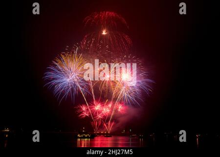 Un spectacle pyrotechnique coloré lors d'un championnat de feux d'artifice à Plymouth, en Angleterre Banque D'Images