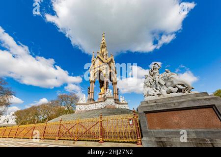 Vue sur l'Albert Memorial à Hyde Park à Londres, Royaume-Uni Banque D'Images