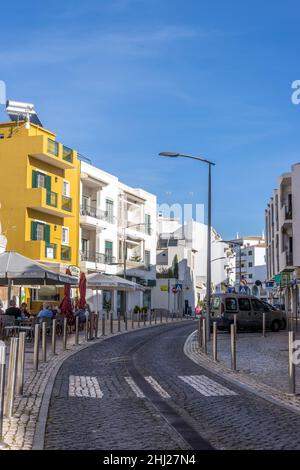 Ville côtière de Carvoeiro à Lagoa, Algarve, Portugal Banque D'Images