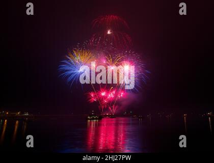 Un spectacle pyrotechnique coloré lors d'un championnat de feux d'artifice à Plymouth, en Angleterre Banque D'Images