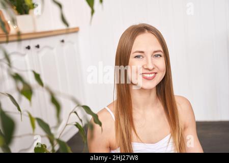 Jeune femme posant à la cuisine.Portrait de vacances à la maison.Blogueur.Intérieur seul Banque D'Images