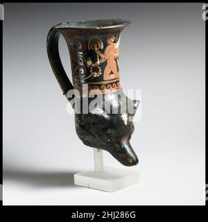 Rhyton en terre cuite en forme de tête de chien ca.350–300 C.-B. grec, sud-italien, Apulien sur la tasse, agenouillement d'Eros avec un ventilateur, un miroir et une couronne sur la tasse, agenouillement d'Eros avec un ventilateur et un miroir.Le chien est un maltais, ils apparaissent avec une certaine fréquence dans les vases Attic et South Italian.Rhyton en terre cuite en forme de tête de chien.Grec, Sud-italien, Poulian. CA.350–300 C.-B.Terre cuite.Classique tardif.Vases Banque D'Images