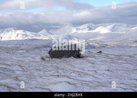 Paysage écossais d'hiver regardant vers la chaîne de montagnes de Mamores de la décent de Leum Uilleim en face de Corcorour Station, Scottish Highlands Banque D'Images