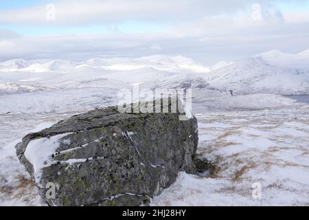 Paysage écossais d'hiver regardant vers la chaîne de montagnes de Mamores de la décent de Leum Uilleim en face de Corcorour Station, Scottish Highlands Banque D'Images