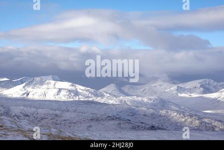 Paysage écossais d'hiver regardant vers la chaîne de montagnes de Mamores de la décent de Leum Uilleim en face de Corcorour Station, Scottish Highlands Banque D'Images