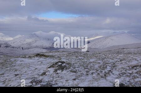 Loch Treig un lac d'eau douce à 20 kilomètres à l'est de fort William, avec la montagne Munro Stob Coire Easain sur la rive lointaine, Scottish Highlands, Royaume-Uni Banque D'Images