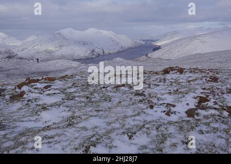 Loch Treig un lac d'eau douce à 20 kilomètres à l'est de fort William, avec la montagne Munro Stob Coire Easain sur la rive lointaine, Scottish Highlands, Royaume-Uni Banque D'Images