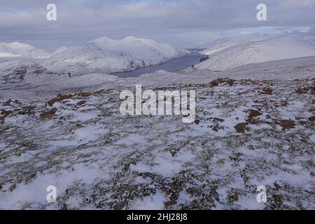 Loch Treig un lac d'eau douce à 20 kilomètres à l'est de fort William, avec la montagne Munro Stob Coire Easain sur la rive lointaine, Scottish Highlands, Royaume-Uni Banque D'Images