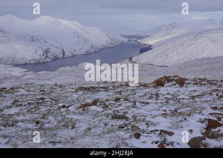 Loch Treig un lac d'eau douce à 20 kilomètres à l'est de fort William, avec la montagne Munro Stob Coire Easain sur la rive lointaine, Scottish Highlands, Royaume-Uni Banque D'Images