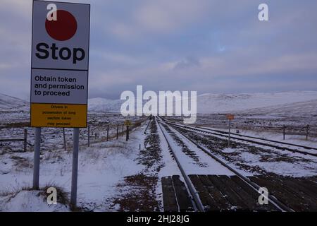 Panneau à la gare de Corrour, l'une des gares les plus éloignées du Royaume-Uni demandant aux conducteurs de train d'obtenir le jeton et la permission de procéder. Banque D'Images