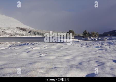 Hiver dans les Highlands écossais avec Loch Ossian Youth Hostel sur les rives du Loch Ossian, Corr Estate, Scottish Highlands Banque D'Images