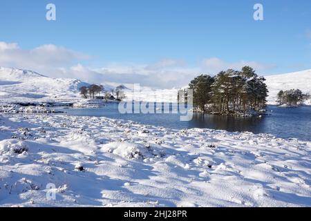 Hiver dans les Highlands écossais avec Loch Ossian Youth Hostel sur les rives du Loch Ossian, Corr Estate, Scottish Highlands Banque D'Images