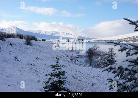 Hiver dans les Highlands écossais avec Loch Ossian Youth Hostel sur les rives du Loch Ossian, Corr Estate, Scottish Highlands Banque D'Images