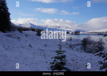 Hiver dans les Highlands écossais avec Loch Ossian Youth Hostel sur les rives du Loch Ossian, Corr Estate, Scottish Highlands Banque D'Images