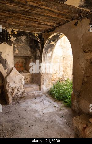 Antequera, Espagne - 04/03/2015 - une des zones à l'intérieur des ruines de la ferme des mosquées (Cortijo de las mezquitas). Banque D'Images