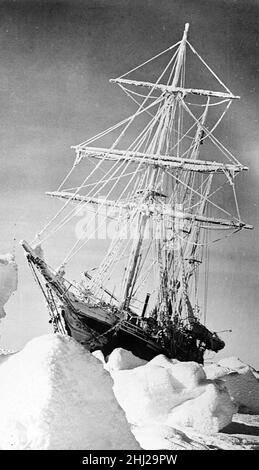 L'ENDURANCE piégée dans la glace lors de l'expédition impériale transantarctique de Robert Shackleton en 1916.Photo: Frank Hurley Banque D'Images