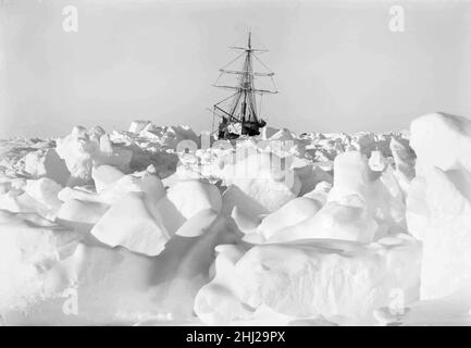 L'ENDURANCE piégée dans la glace lors de l'expédition impériale transantarctique de Robert Shackleton en 1916.Photo: Frank Hurley Banque D'Images