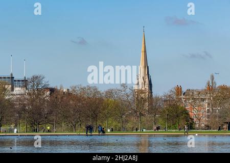 Vue ensoleillée de l'église St Mary Abbots à Londres, Royaume-Uni Banque D'Images