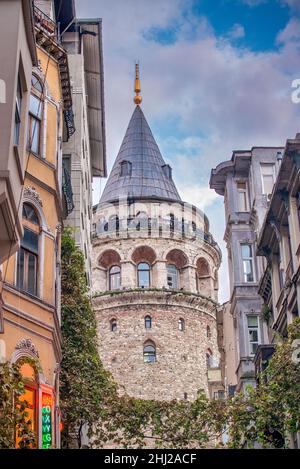 ISTANBUL, TURQUIE - 25 OCTOBRE 2014 : Tour de Galata à Istanbul au coucher du soleil Banque D'Images