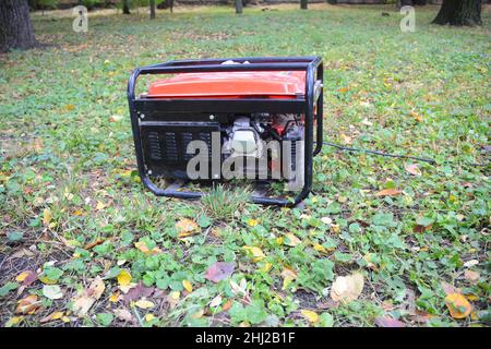 Générateur portable - équipement électrique extérieur après un ouragan.Préparation d'un ouragan avec Un générateur d'ouragan Banque D'Images